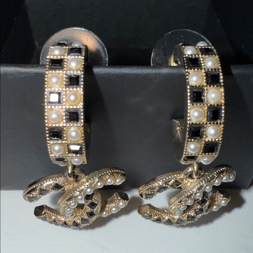 💯AUTH. CHANEL A21 Pearl/Black Crystal Checkered Gold Hoop Earrings w/CC Logo - Picture 9 of 15